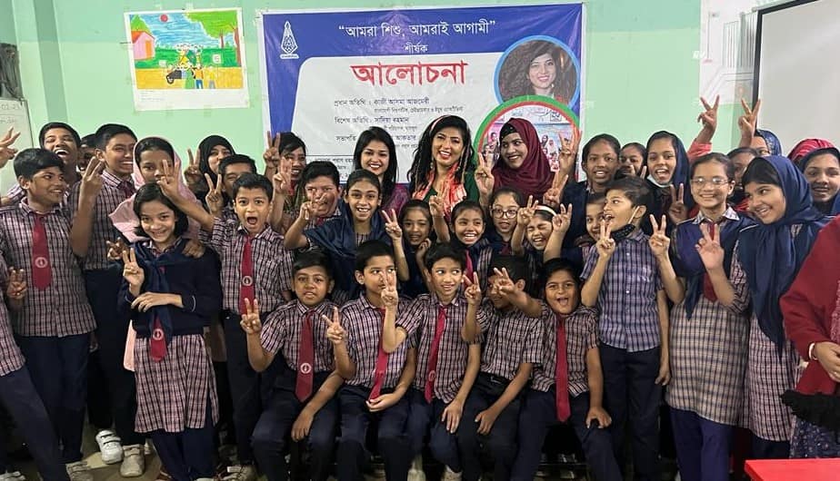 Bangladeshi world traveler Kazi Asma Ajmeri visits the students of Ghashful Paran Rahman School