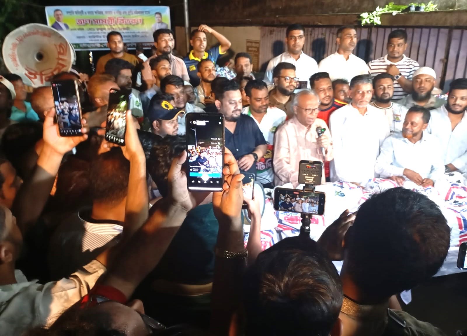 Home 20 Ghashful Hands Over 500 Relief Packages for Flood-Affected People in Hathazari